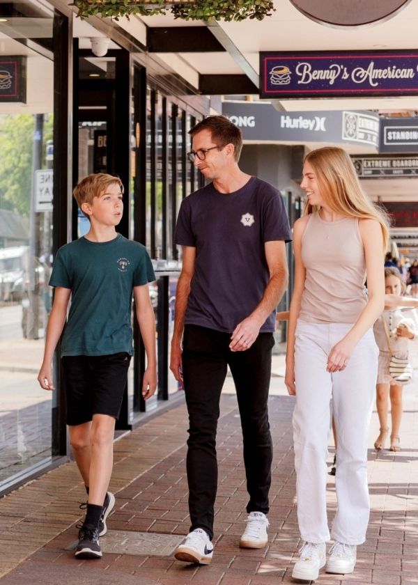 three people walking down jetty road glenelg