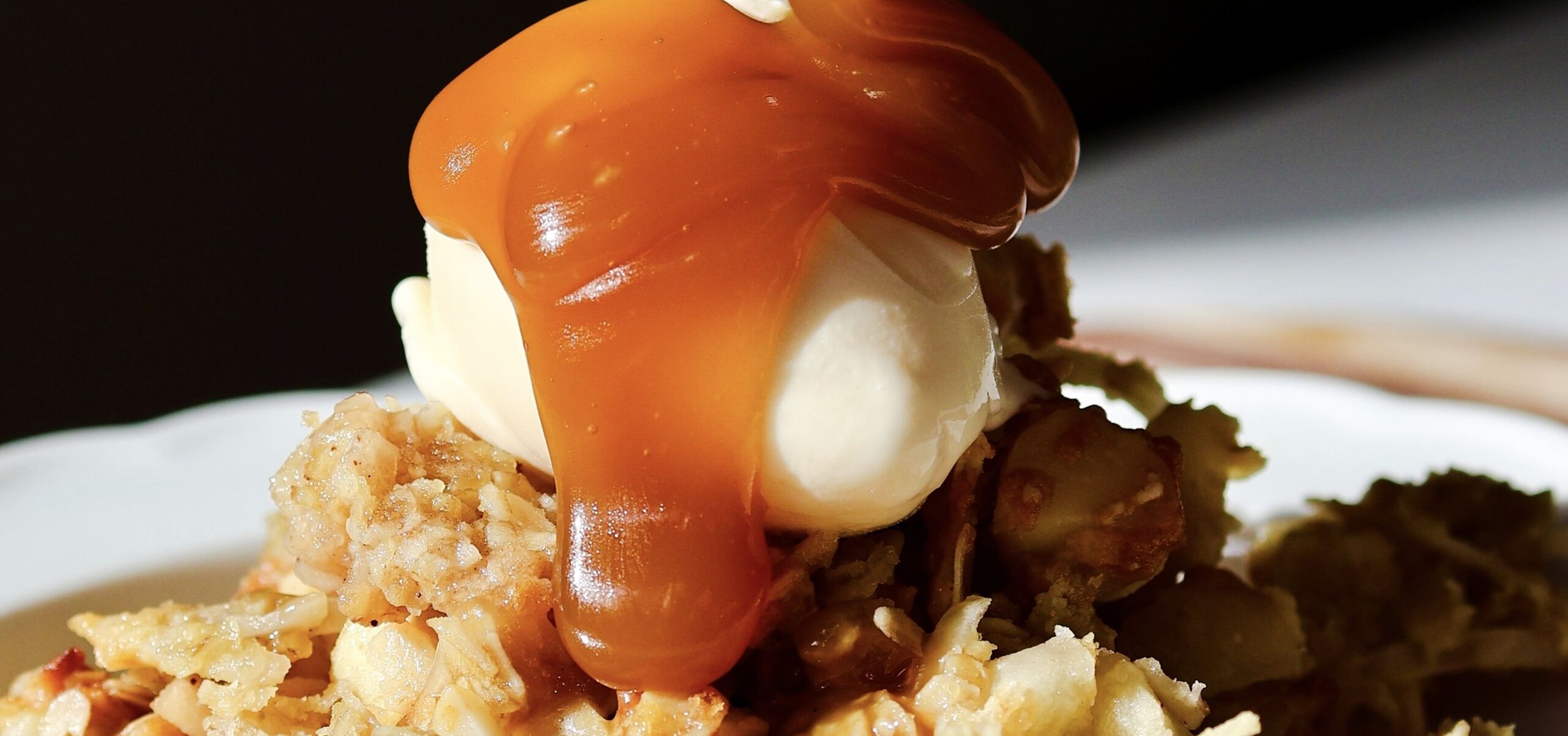 apple crumbe with sauce and ice cream