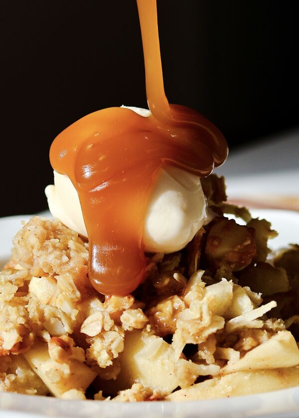 apple crumbe with sauce and ice cream